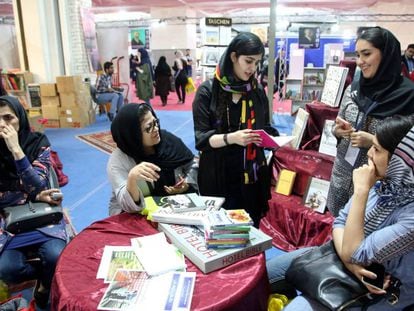 Jóvenes en la Feria del Libro de Teherán el martes.