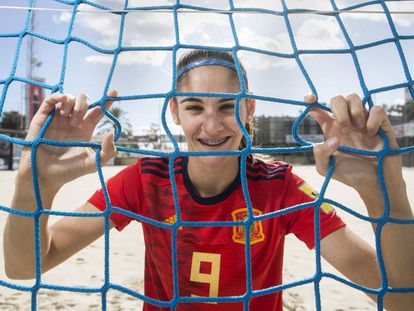 Carol González posa en el campo de fútbol playa de la Federación Andaluza en Málaga.