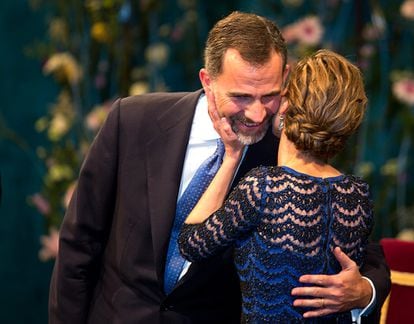 La reina Letícia fa un petó a Felip VI durant la cerimònia d'entrega dels premis Príncep d'Astúries.