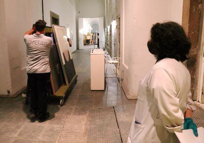 Traslado de obras en el Museo Reina Sofía. A la derecha, acceso a los espacios ahora recuperados en la planta baja del edificio de Sabatini.
