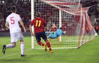 Muniain anota el primer gol para España tras un pase de Deulofeu.