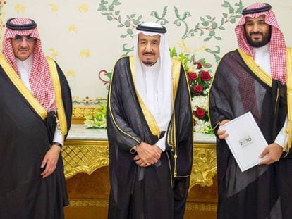 El rey Salmán de Arabia Saudí, flanqueado por el príncipe heredero, Mohamed Bin Nayef (izquierda), y por su hijo y viceheredero, Mohamed Bin Salmán.