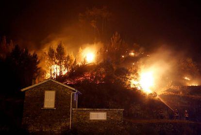 Un grupo de bomberos intentan apagar las llamas en Carvalho, cerca de Gois, el 19 de junio de 2017.