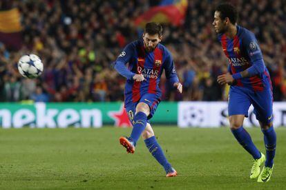 Lionel Messi (izquierda) golpea el balón en presencia de Neymar.