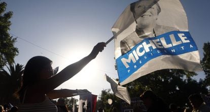 Una seguidora de Bachelet durante el cierre de campa&ntilde;a.