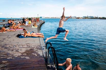 Un grupo de personas se baña en un embarcadero cerca de Copenhague (Dinamarca), el pasado 22 de junio.