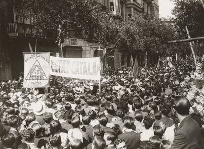 Público delante del monumento a Rafael Casanova, el 11 de septiembre de 1931, en una fotografía de J. M. sagarra y P. Ll. Torrents.