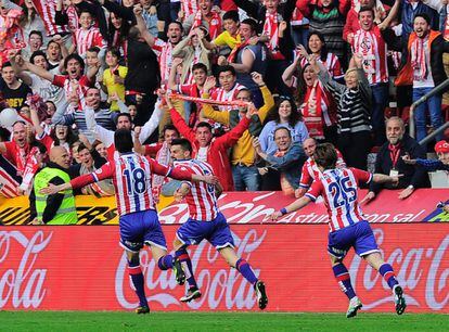Ismael López, Sergio Alvárez y Halilovic celebran el gol que mantiene al Sporting en Primera.