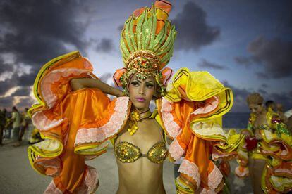 Una joven se prepara durante el carnaval de La Habana (Cuba).