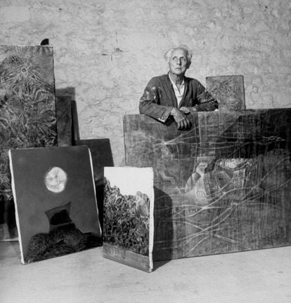 Max Ernst, rodeado de sus obras en el estudio de su casa.