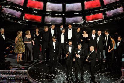 'El discurso del rey' ha cumplido su papel de favorita y ha ganado cuatro Oscar, todos en categorías de primera línea: actor, película, guión original y director. Los productores y todo el reparto han subido al escenario para recibir la estatuilla