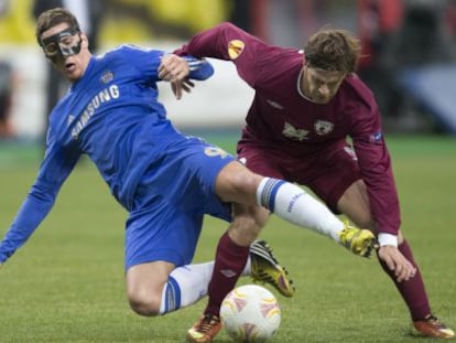 Torres lucha con Ansaldi por el balón.
