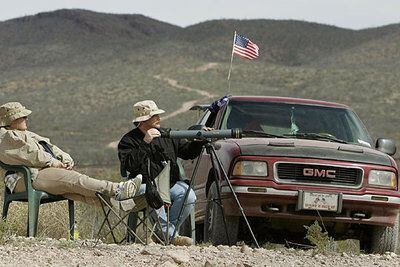 Un matrimonio de voluntarios vigila la frontera con México anteayer en el sur de Arizona.