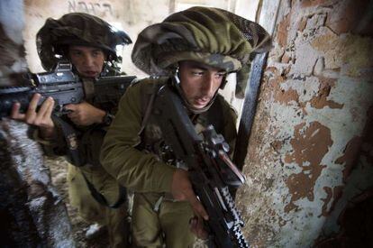 Soldados de Israel participan en un ejercicio de emergencia en los Altos del Gol&aacute;n, esta semana.