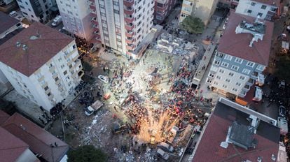 Varios efectivos de los equipos de rescate trabajan entre los escombros de un edificio derrumbado, este miércoles en Estambul (Turquía). El edificio de ocho pisos se derrumbó en el barrio de Kartal, causando la muerte de al menos una persona y sepultando bajo los escombros al menos a otras cuatro.