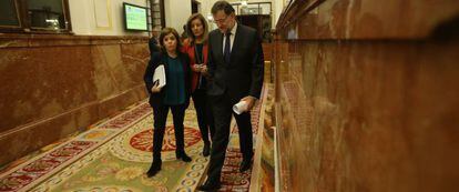 Mariano Rajoy, Soraya S&aacute;enz de Santamaria y F&aacute;tima Ba&ntilde;ez en los pasillos del Congreso