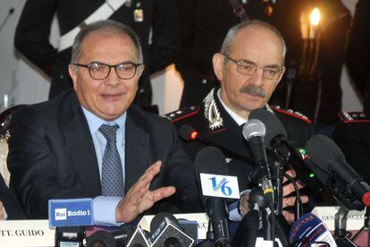 El fiscal Maurizio de Lucia y el comandante Pasquale Angelosanto, en una conferencia de prensa este lunes en Palermo tras el arresto de Messina Denaro.