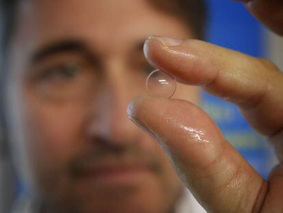 El investigador Jaume Pauné muestra la lente que ha desarrollado.