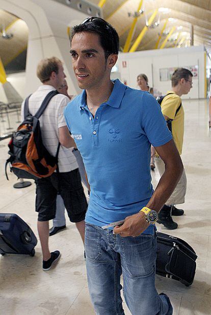 Alberto Contador, en el aeropuerto de Barajas antes de viajar para el Tour.