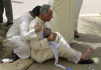 Un herido espera ser atendido tras el ataque terrorista en la mezquita de Kuwait.