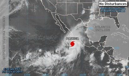 Mapa facilitado hoy 23 de octubre de 2015 por la Agencia Nacional de Océanos y Atmósfera de Estados Unidos (NOAA, por su sigla en inglés) que muestra una imagen de satélite en el que se aprecia el huracán Patricia a su llegada a la costa de México.