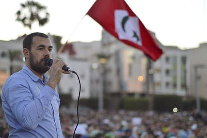 Naser Zafzafi, el l&iacute;der de las protestas rife&ntilde;as, durante un discurso el pasado 18 de mayo en Alhucemas. 