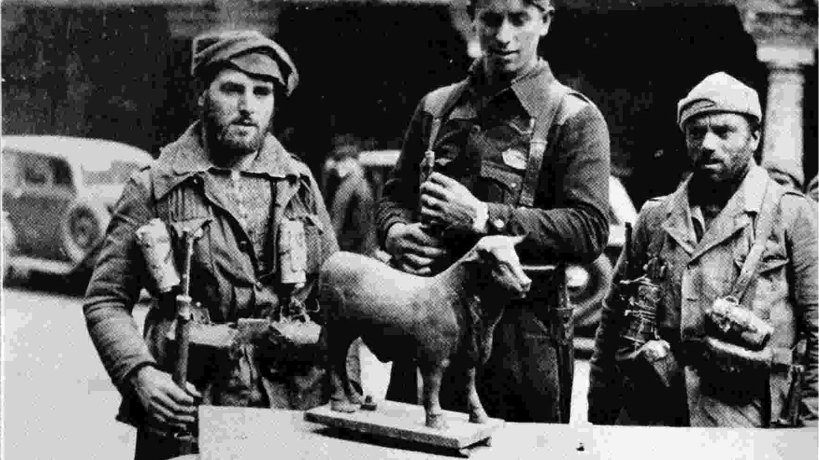 Milicianos con el Torico, tras ser desmontado de su pedestal en 1938.