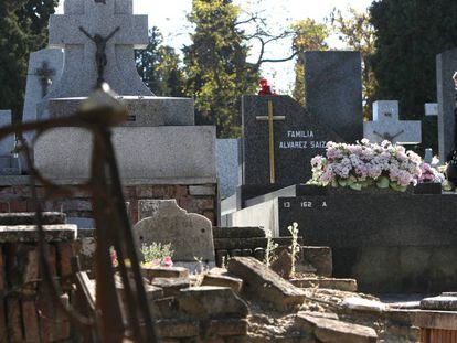 Amparo, junto a la tumba de su familia, en el cementerio de la Almudena. 