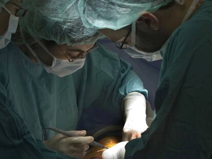 Metges en una intervenció a un pacient.