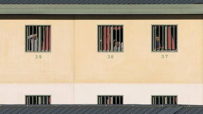 Varios inmigrantes en el Centro Penitenciario Malaga II, ubicado en Archidona. 