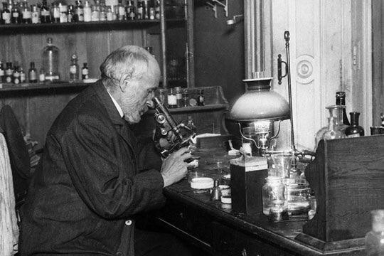 Madrid, 1920. El científico y Premio Nobel Santiago Ramón y Cajal trabaja en su laboratorio de la Facultad de Medicina, en la calle de Atocha.