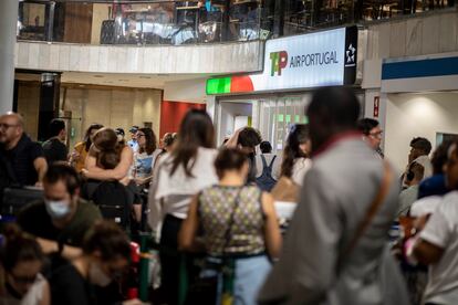 Pasajeros en el aeropuerto de Lisboa a comienzos de julio, cuando se encadenaron cancelaciones y retrasos de vuelos.