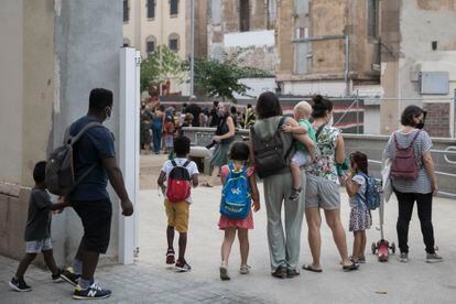La entrada de la escuela infantil y primaria Xirinacs, en el barrio del Eixample Esquerra de Barcelona.
