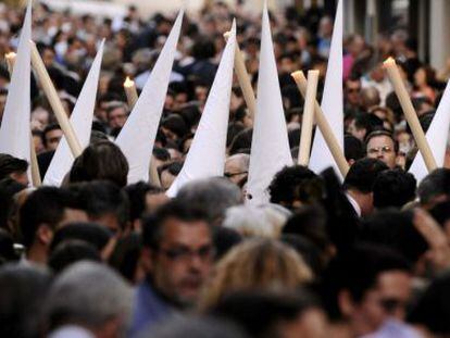 Una multitud sigue el paso de la Hermandad de Los Negritos, en Sevilla.