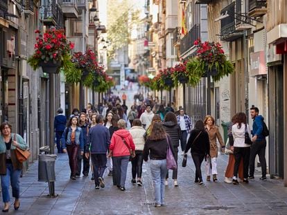 Personas en la céntrica y comercial Calle Mesones, en el centro de Granada.