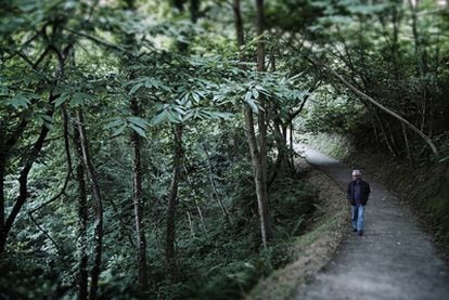 "Un paseo es un relato en el que se mezclan los dos asuntos que se deben entrelazar en un relato: peripecia y reflexión sobre la peripecia", dice Millás. En la foto, el escritor caminando por una senda del pueblo asturiano de Muros de Nalón.