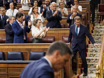 La bancada del PP aplaudía a Alberto Núñez Feijóo, este viernes en el Congreso. En primer término, Pedro Sánchez.
