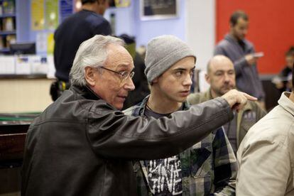 Jordi Cadena, en el rodaje, junto al adolescente Igor Szpakowski.