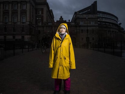 Greta Thunberg, activista sueca medioambiental de 16 años, junto al parlamento sueco, en Estocolmo.