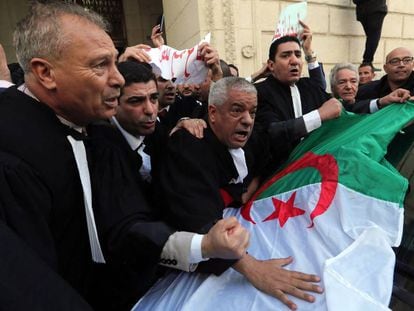 Varios abogados protestan este lunes en Argel contra la nueva candidatura de Abdelaziz Buteflika.