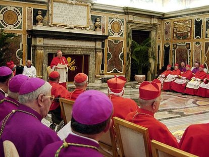 El <i>número dos</i> del Vaticano, Angelo Sodano, preside un consistorio para canonizar a cinco nuevos beatos.