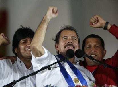 El nuevo presidente de Nicaragua, Daniel Ortega, junto a Morales y Chávez.