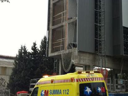 Una ambulancia del Summa 112 ante el edificio en construcción en Coslada.