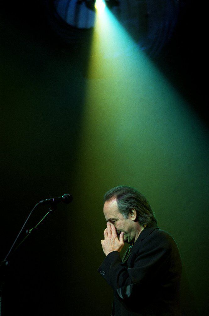 Concierto de Serrat, en 2002, para presentar su álbum 'Versos en la boca', en el teatro Albéniz de Madrid, ciudad que siempre ha mostrado gran cariño por el músico.