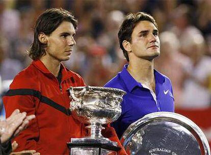 Rafa Nadal y Roger Federer reciben el primer y segundo premio del torneo australiano