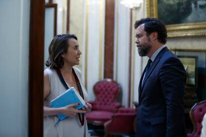 Cuca Gamarra y Espinosa de los Monteros conversan tras finalizar la primeras tanda de votaciones, este jueves en el Congreso.