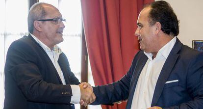 Juan Cornejo (PSOE) y Manuel Buz&oacute;n (Ciudadanos), tras la firma del acuerdo.