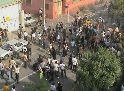 Imagen de un vídeo colgado en la Red de los enfrentamientos entre la policía y los manifestantes en Teherán.