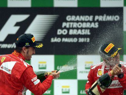 Alonso, con su compa&ntilde;ero Massa, en el podio de Interlagos.