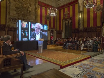 Un moment del lliurament de la Medalla d'Or al mèrit cultural, a títol pòstum, a l'editor Claudio López Lamadrid, a l'Ajuntament de Barcelona.